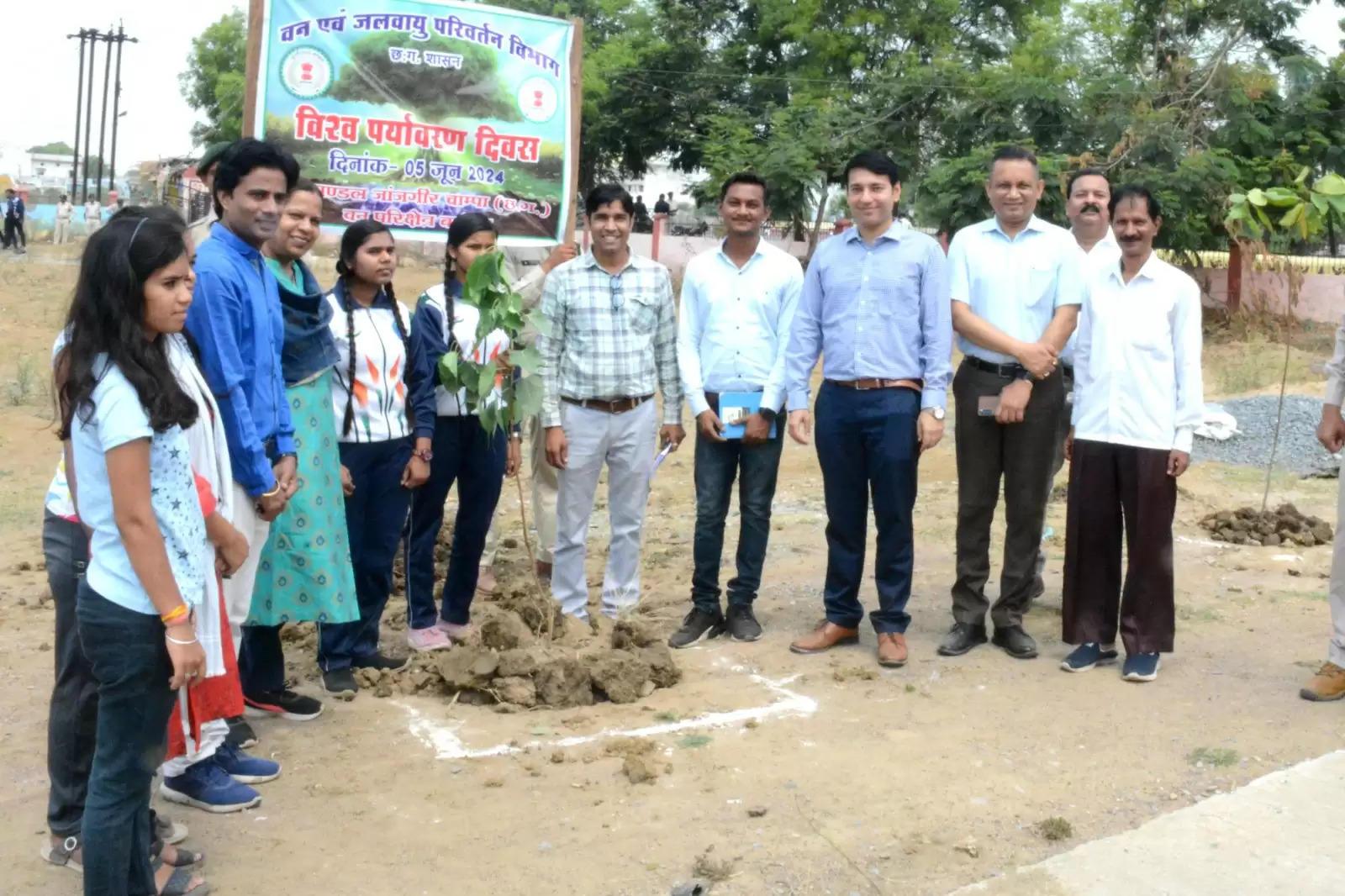 हम सब मिलकर लगाएं पौधे, पर्यावरण का संरक्षण एवं संवर्धन सभी का दायित्व : कलेक्टर