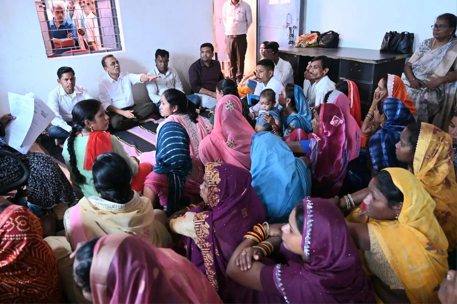 जांजगीर चांपा: ग्राम पंचायत करमा की ग्राम सभा में पहुंचे कलेक्टर, ग्रामीणों से सीधा संवाद कर जानी जमीनी हकीकत