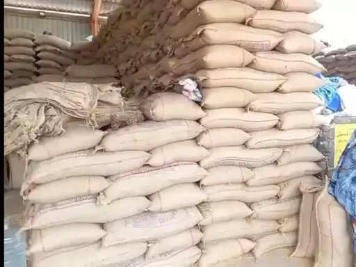 फरीदाबाद मंडी में पांच दिन से पड़ा गेहूं, न लिफ्टिंग हुई न मिले पैसे