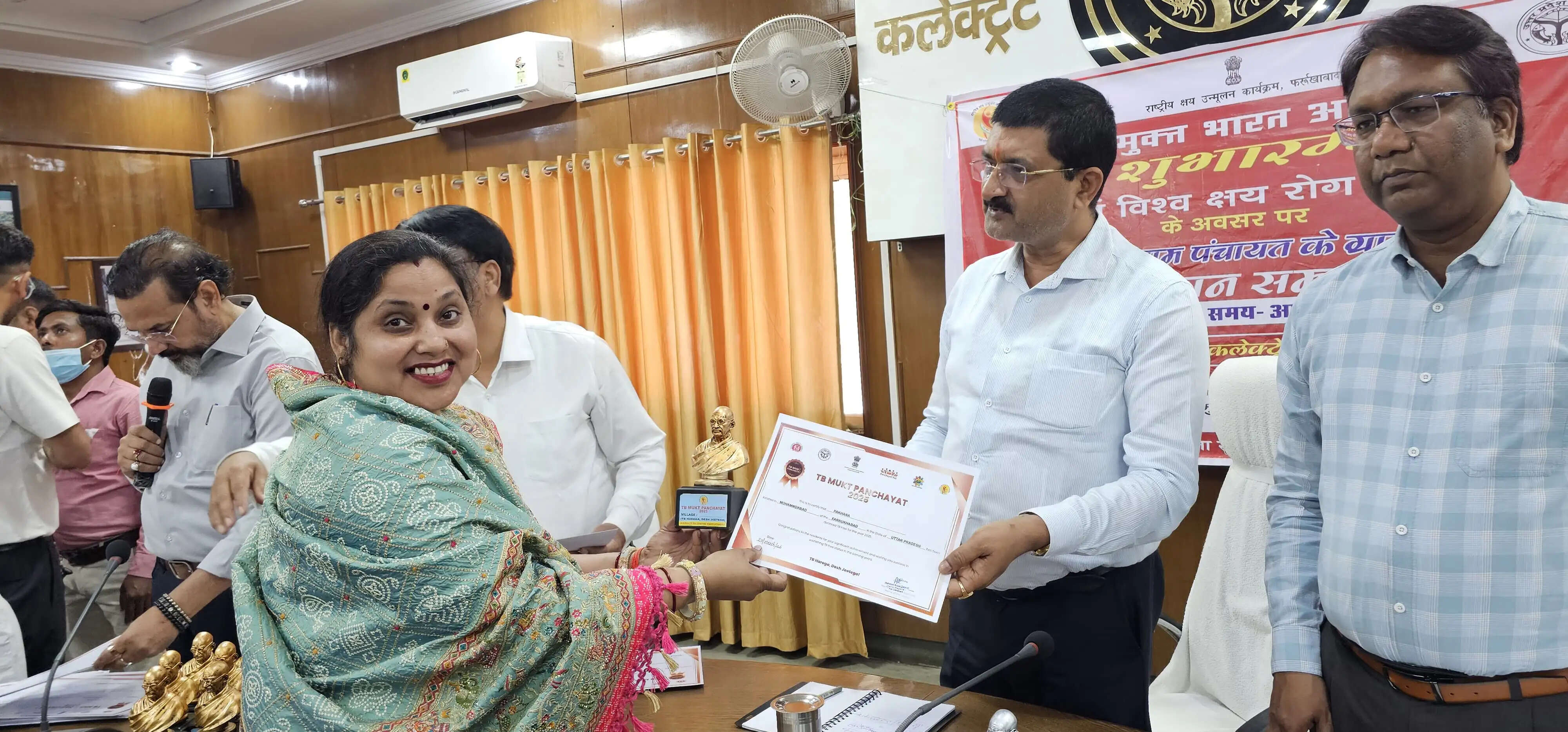 जिलाधिकारी ने टीबी मुक्त ग्राम सभाओं के प्रधानों को किया सम्मानित