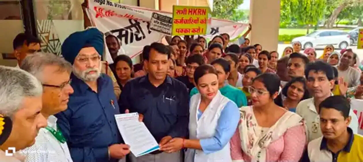 जॉब सिक्योरिटी व लंबित मांगों पर अग्रोहा मेडिकल कॉलेज कर्मचारियों ने किया प्रदर्शन