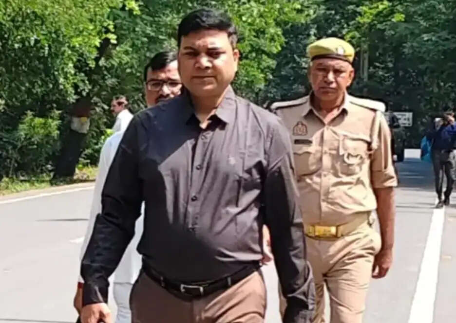 फिरोजाबाद में नो व्हीकल डे : पैदल कार्यालय पहुंचे जिलाधिकारी व सीडीओ सहित अन्य बड़े अधिकारी