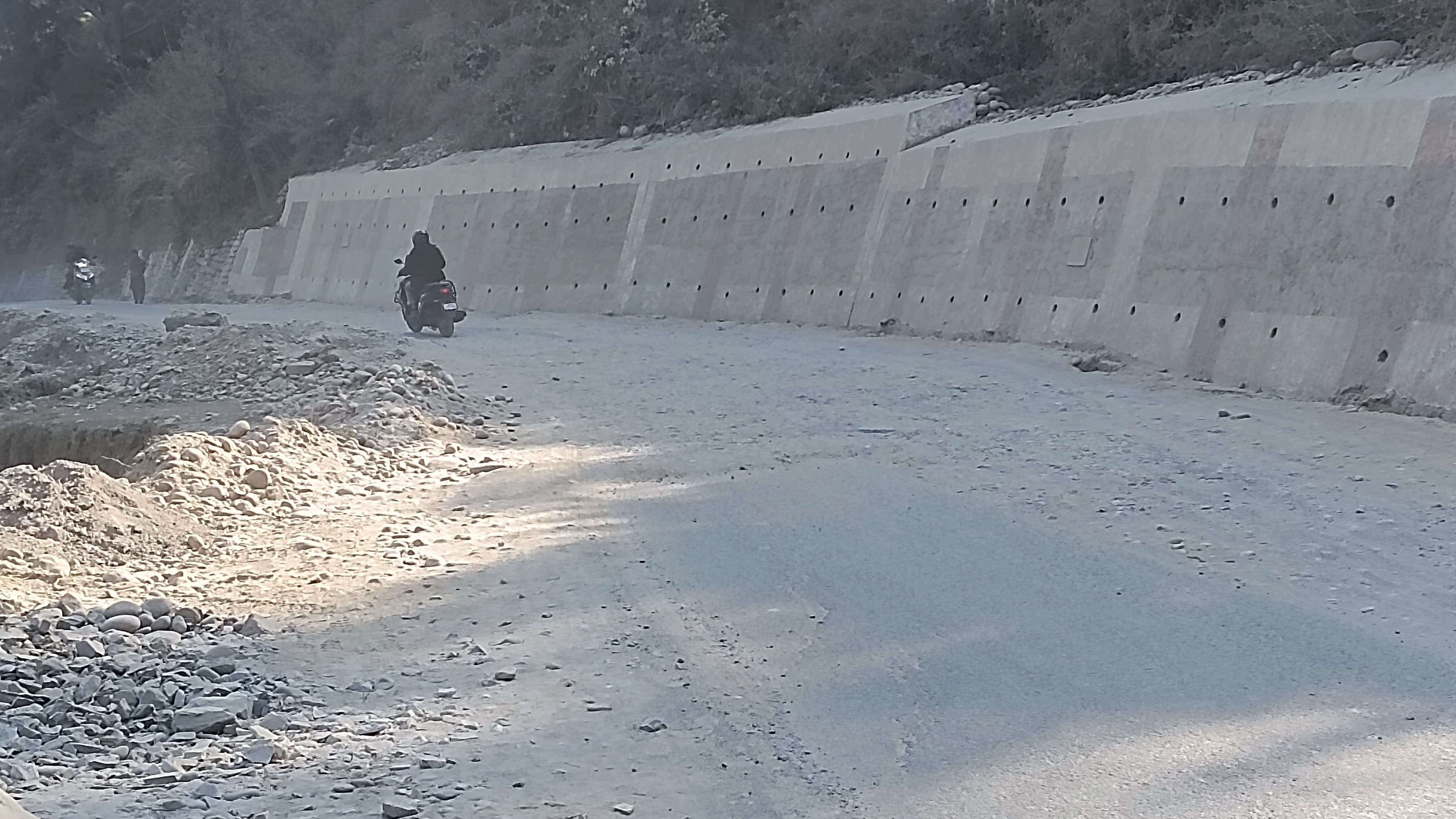 झील के कारण सड़क में लगातार धंसाव