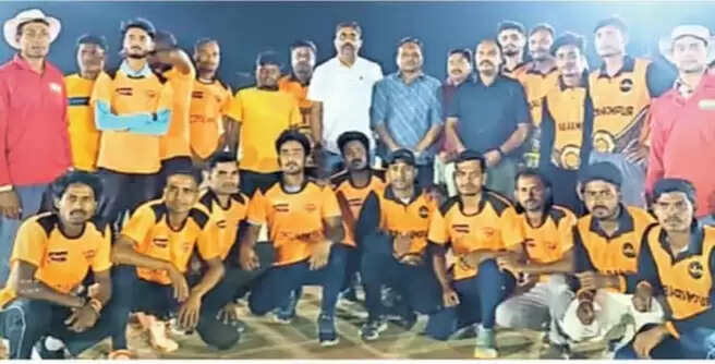 बलरामपुर : रात्रिकालीन क्रिकेट प्रतियोगिता में दहेजवार की टीम चैंपियन