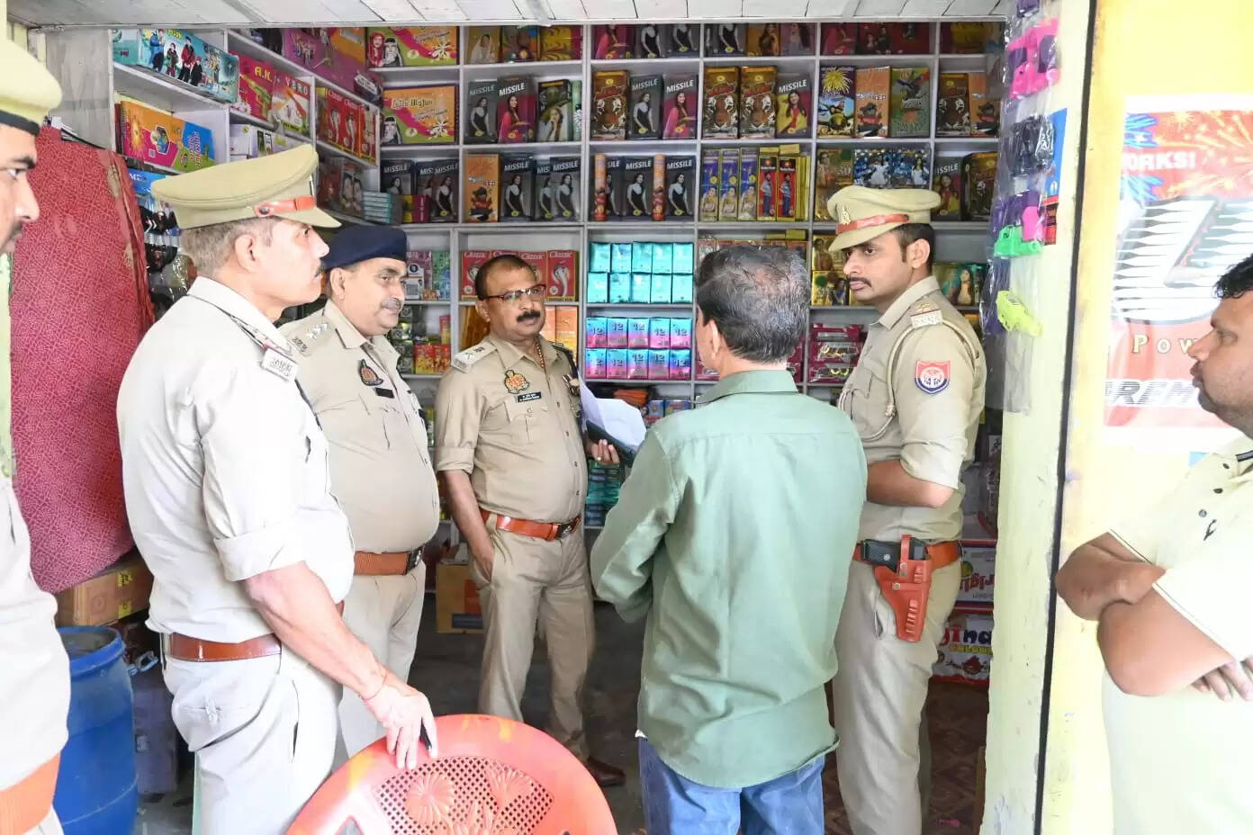 एसपी ने किया आतिशबाजी की दुकानों का आकस्मिक निरीक्षण