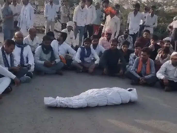 भिंड:&nbsp;छात्रा हत्याकांड पर भड़का जनाक्रोश, शव रखकर सड़क जाम, आरोपियों को फांसी देने की मांग