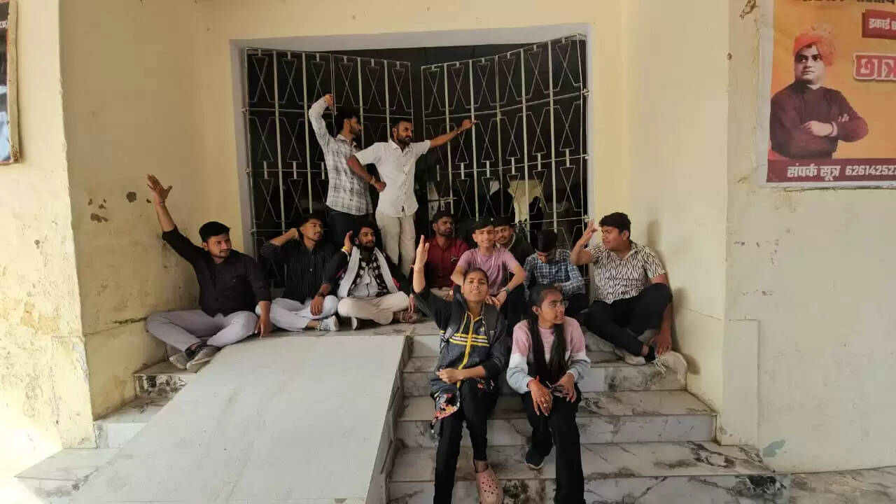 छात्रों की समस्याओं को लेकर अभाविप ने मुख्य गेट पर जड़ा ताला