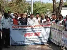 भोपाल में आउटसोर्स स्वास्थ्य कर्मियों का उग्र प्रदर्शन, ‘न्याय यात्रा’ रोकी गई, महिला कर्मचारी बेहोश, गेट पर पुलिस से धक्का-मुक्की