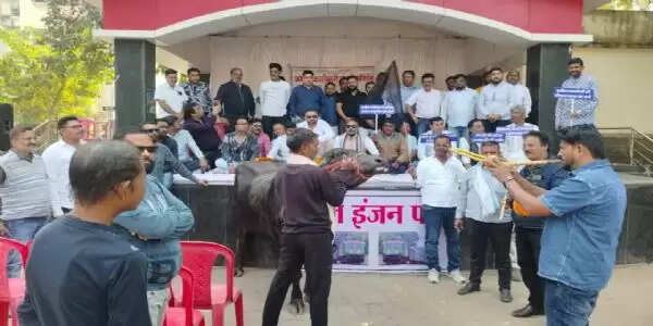 धमतरी : भैंस के सामने बीन बजाकर जमीन कारोबारियों का अनोखा प्रदर्शन