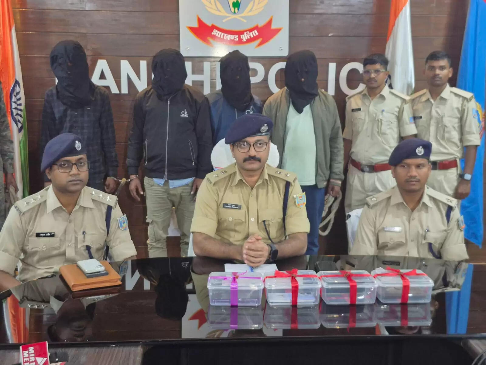 नीरज साहू के नाम पर मांगते थे लेवी, चार गिरफ्तार