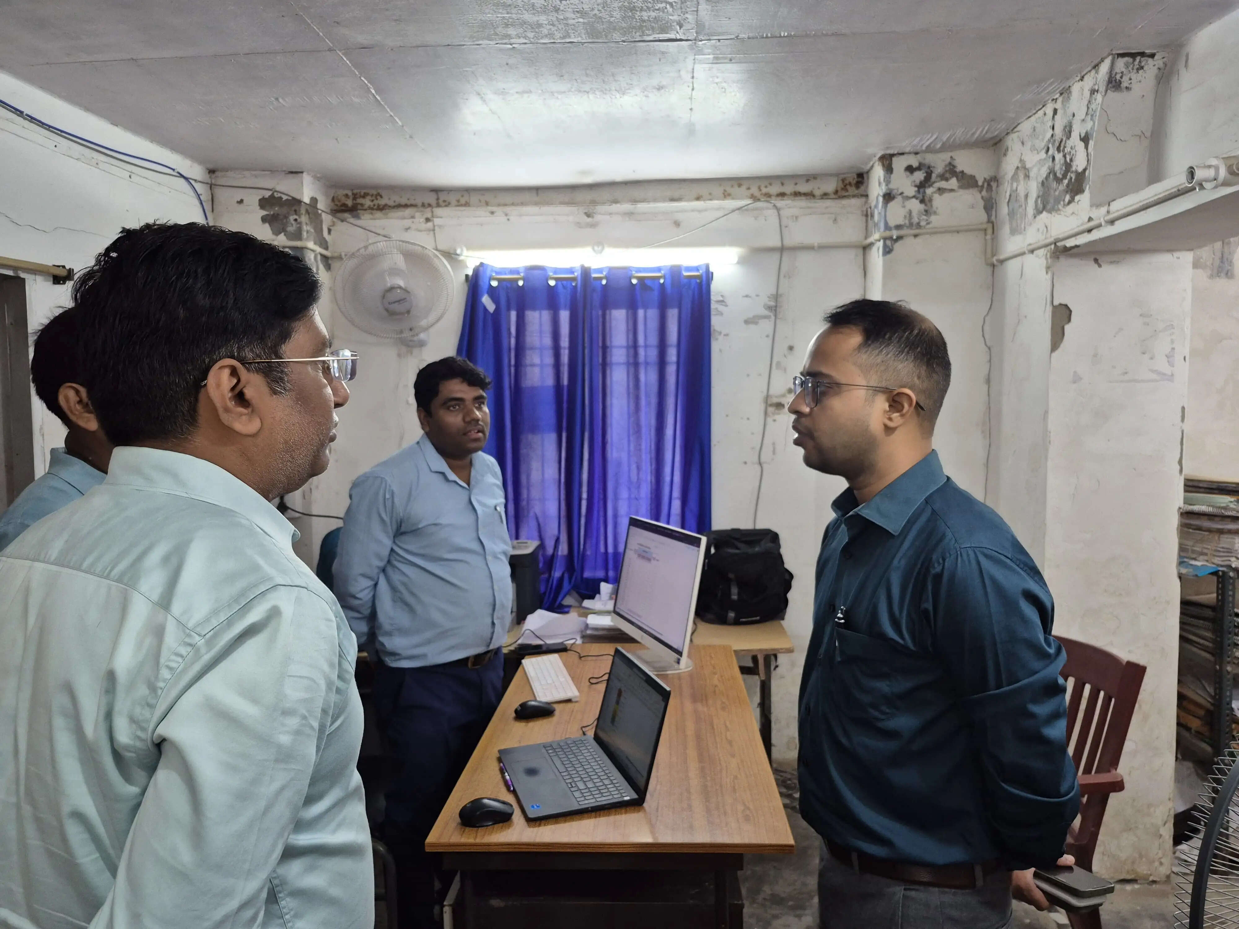 जिलाधिकारी ने जिला पंचायत कार्यालय का किया औचक निरीक्षण