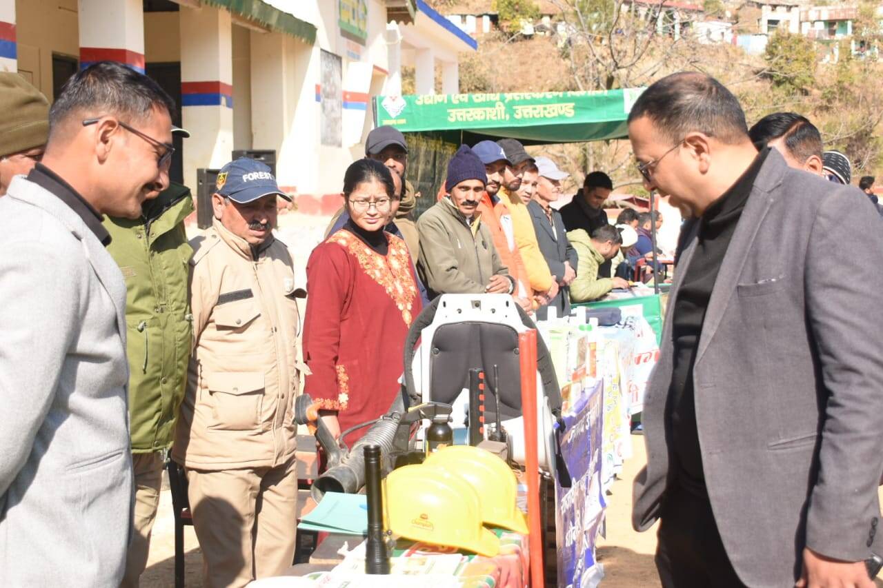 शिविर में नदारद अधिकारियों का डीएम ने&nbsp; मांगा स्पष्टीकरण,कटेगा वेतन