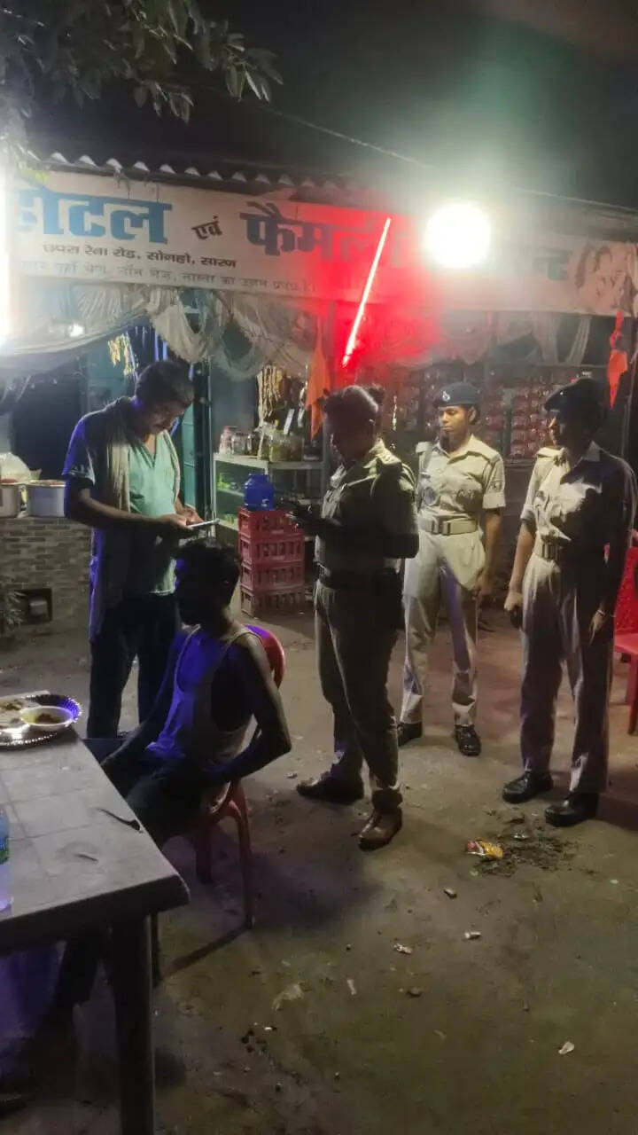सारण में पुलिस ने देर रात होटलों और हॉस्टलों की तलाशी