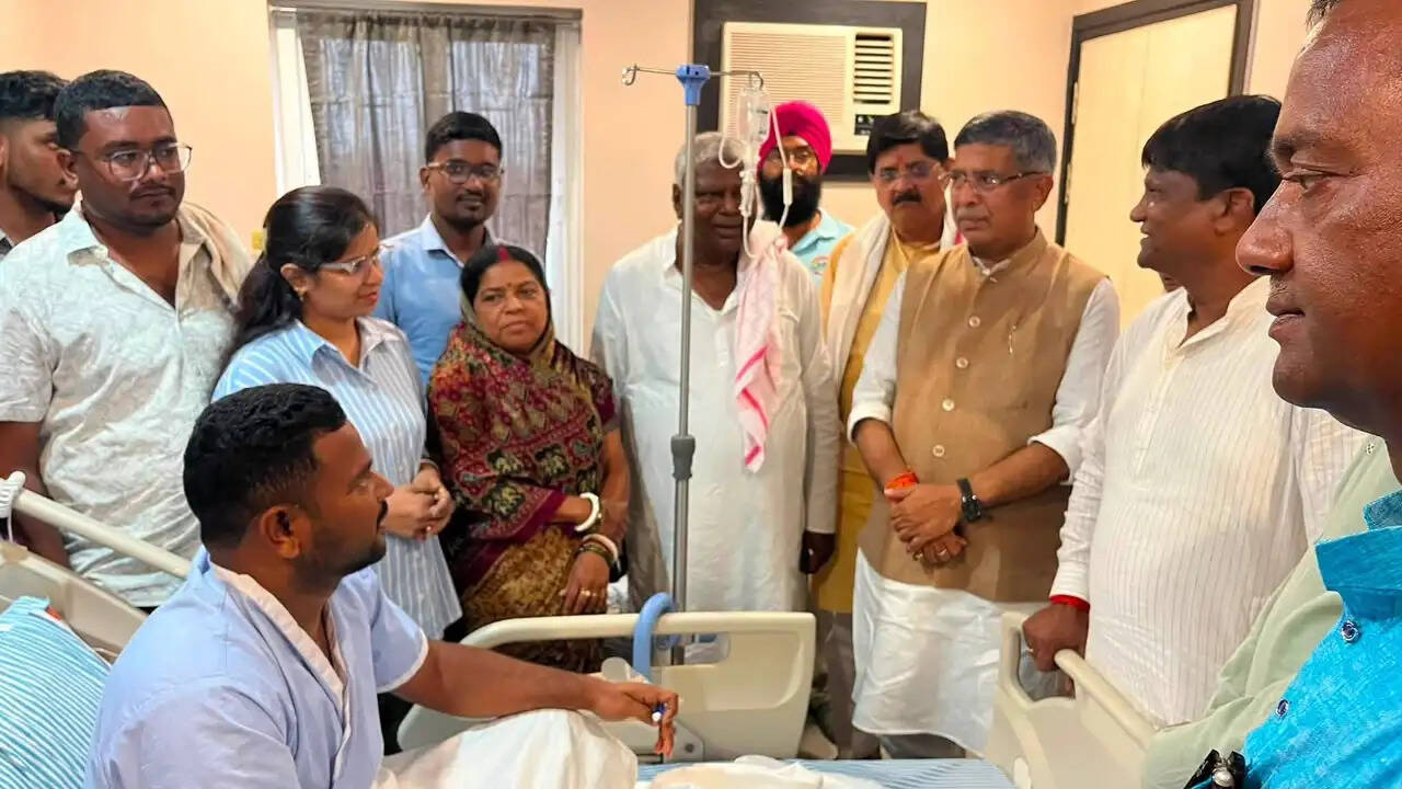 भाजपा प्रदेश अध्यक्ष ने पूर्व विधायक इंद्रजीत महतो व विधायक मथुरा प्रसाद महतो के पुत्र का जाना हालचाल