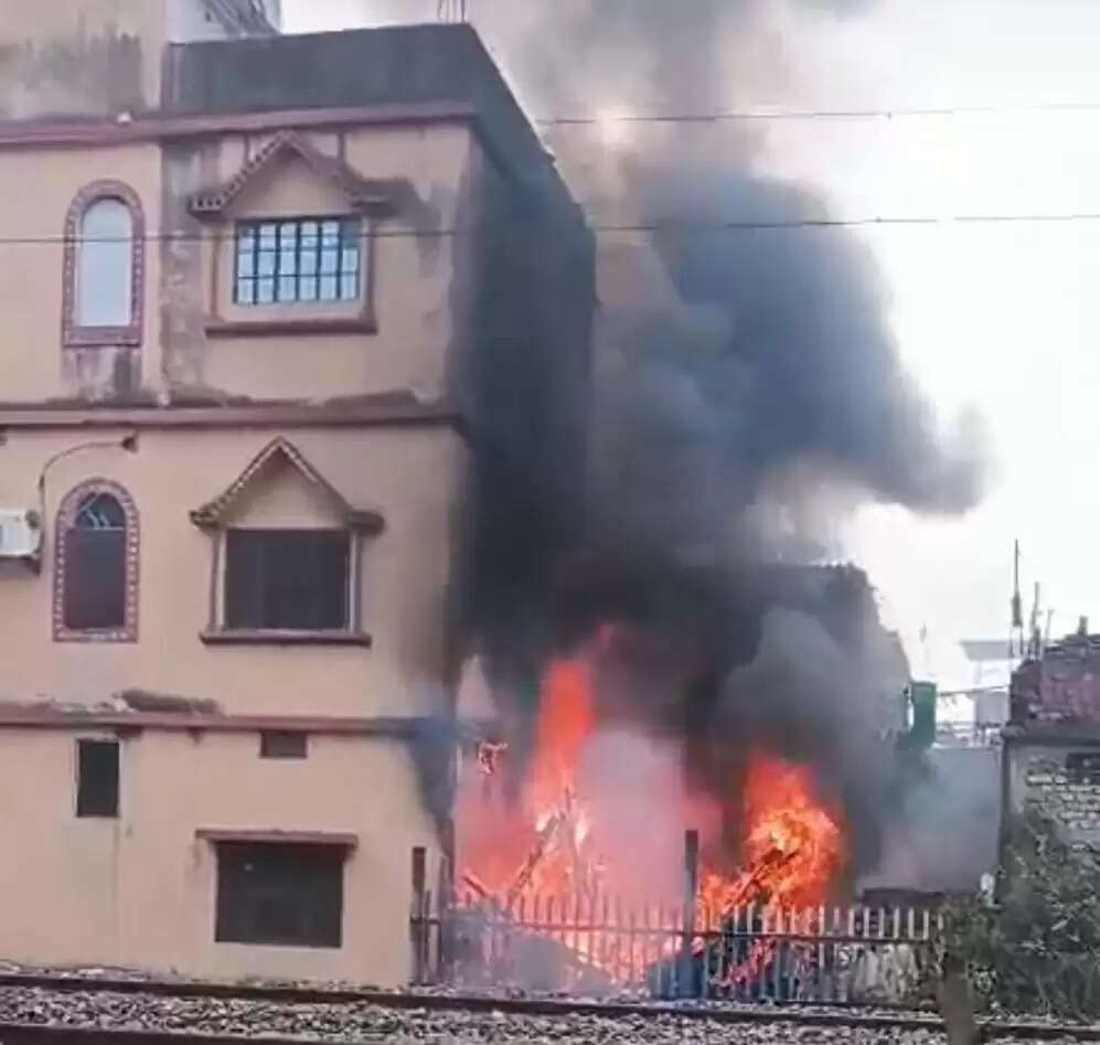 सिलेंडर ब्लास्ट से लगी भीषण आग, घर का सारा सामान जलकर राख