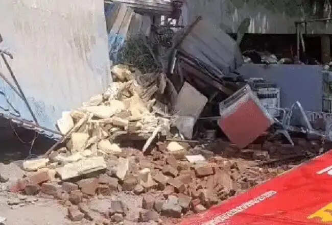 भोपालः एम्स के सामने निर्माणाधीन बिल्डिंग का छज्जा गिरा, मलबे में दबने से आठ लोग घायल