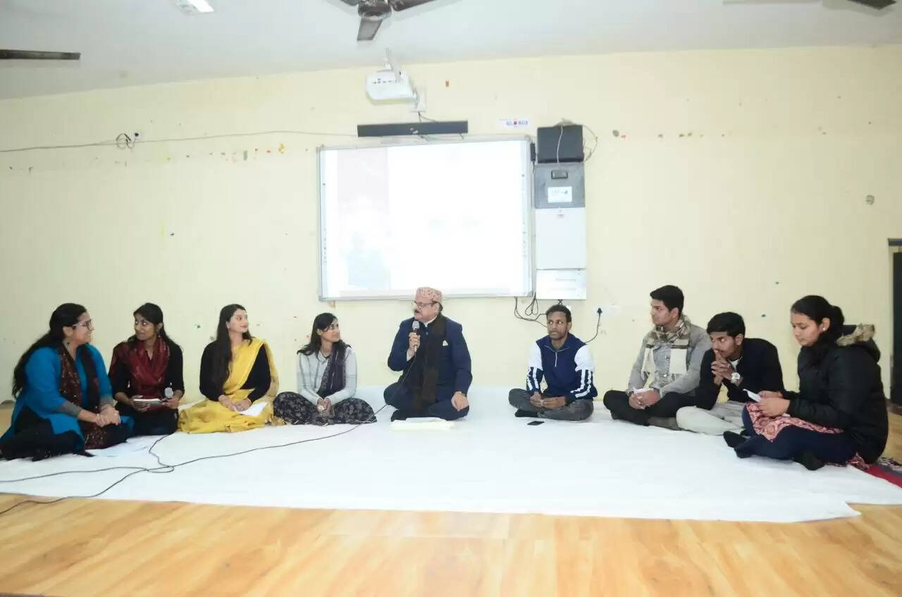 अटल जी की कविताओं में दिखती है भारतीय दर्शन की झांकी : डॉ कलीम कैसर