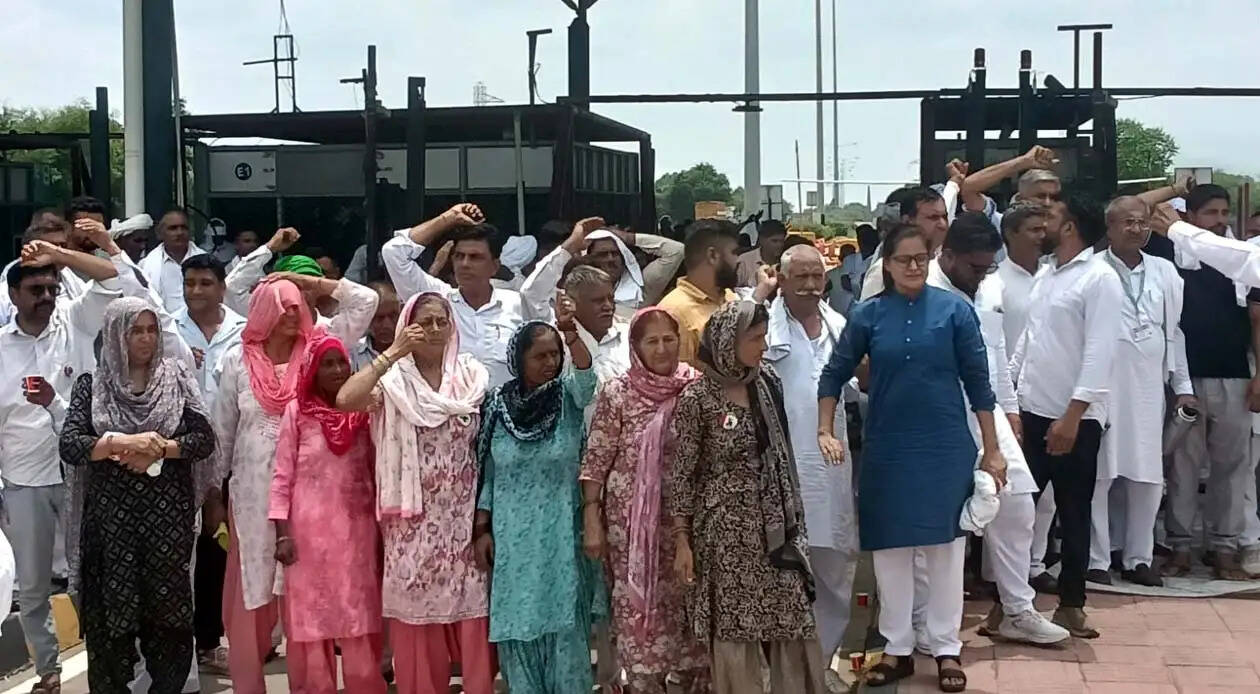 हिसार : जीवन कुंडू हत्याकांड के विरोध में किसानों ने तीन घंटे टोल किए फ्री