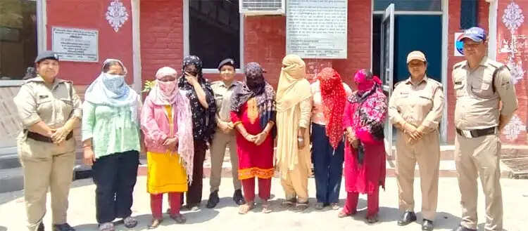 ग्राहकों को लेकर भिड़ीं महिलाएं, सात गिरफ्तार