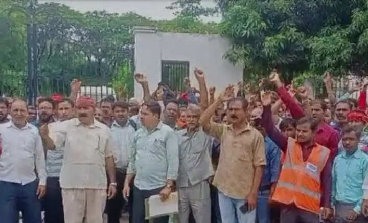 रीवा में डालमिया सीमेंट प्लांट के खिलाफ ग्रामीणों और कर्मचारियों का आक्रोश, 17 दिन से धरना जारी