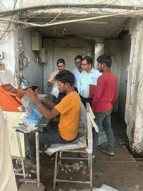 खाद्य सुरक्षा विभाग की कार्रवाईः बिना फूड लाइसेंस आइस क्यूब बना रही दो फैक्ट्रियां सीज