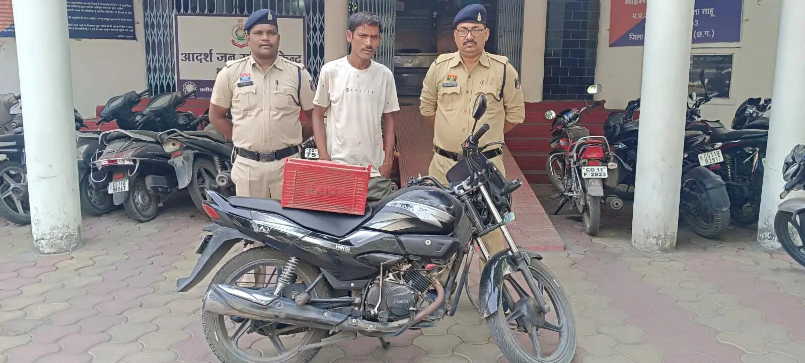 जांजगीर-चांपा में खड़ी ट्रक से बैटरी चोरी करने वाला आरोपी घंटों में गिरफ्तार, चोरी की बैटरी बरामद