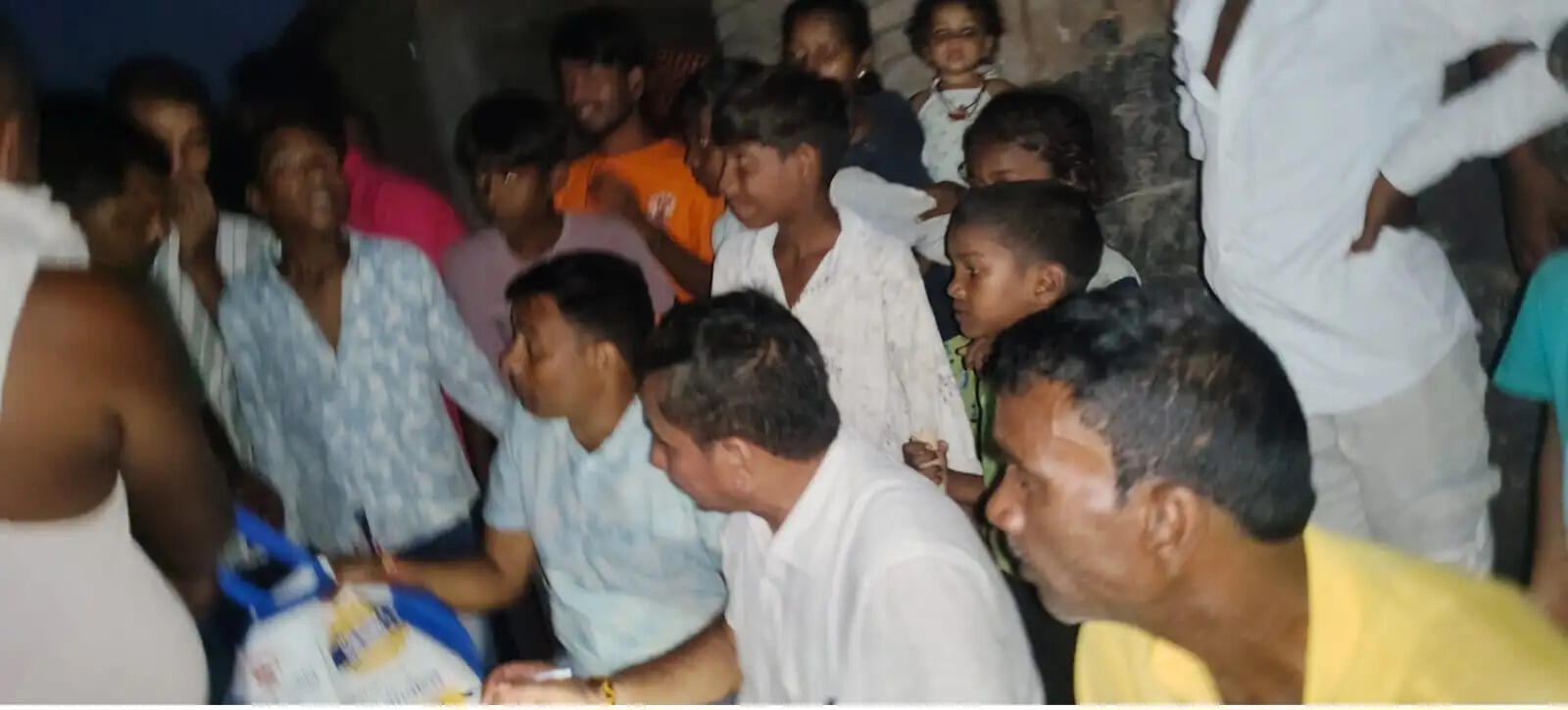 सांसद रुडी की पहल पर यादवपुर में बाढ़ पीड़ितों को राहत सामग्री वितरित