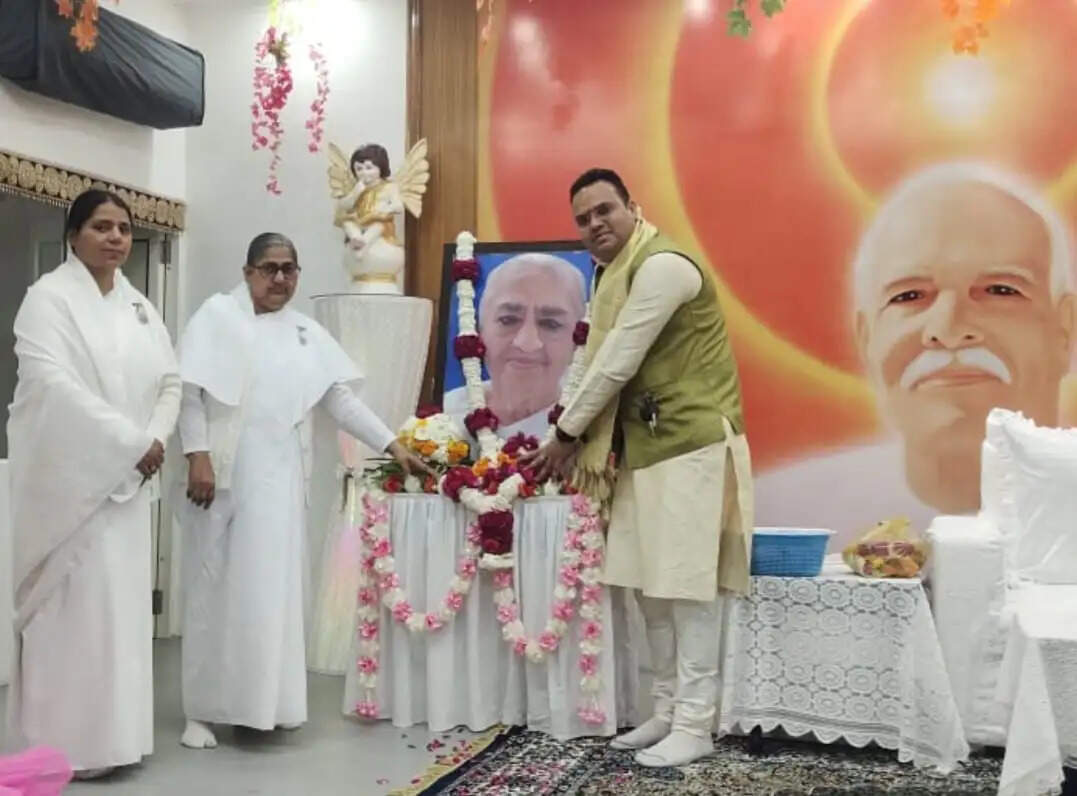 प्रजापिता ब्रह्माकुमारी ईश्वरीय विश्वविद्यालय में खेली गई होली