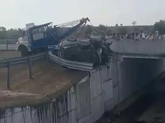 रतलाम&nbsp;: 20 फीट गहरी खाई में गिरी कार, 14 वर्षीय किशोरी की मौत, परिवार के चार सदस्य घायल