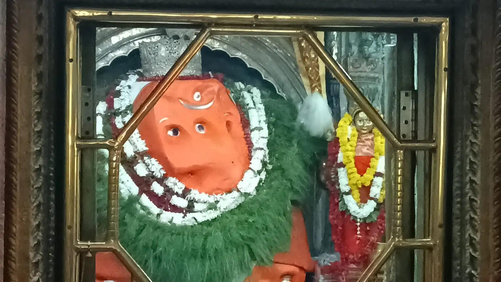 हेरंब संकष्ठी चतुर्थी पर बड़ा गणेश दरबार में उमड़े श्रद्धालु, अर्ध रात्रि में बाबा का विशेष पूजन