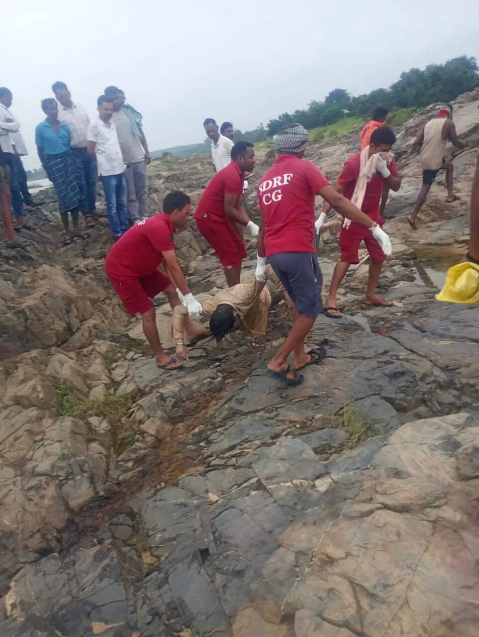 पिकनिक स्पॉट पर हादसा: नदी में बहे तीनों युवकों के शव बरामद, घटना के बाद क्षेत्र में बैरिकेडिंग की तैयारी