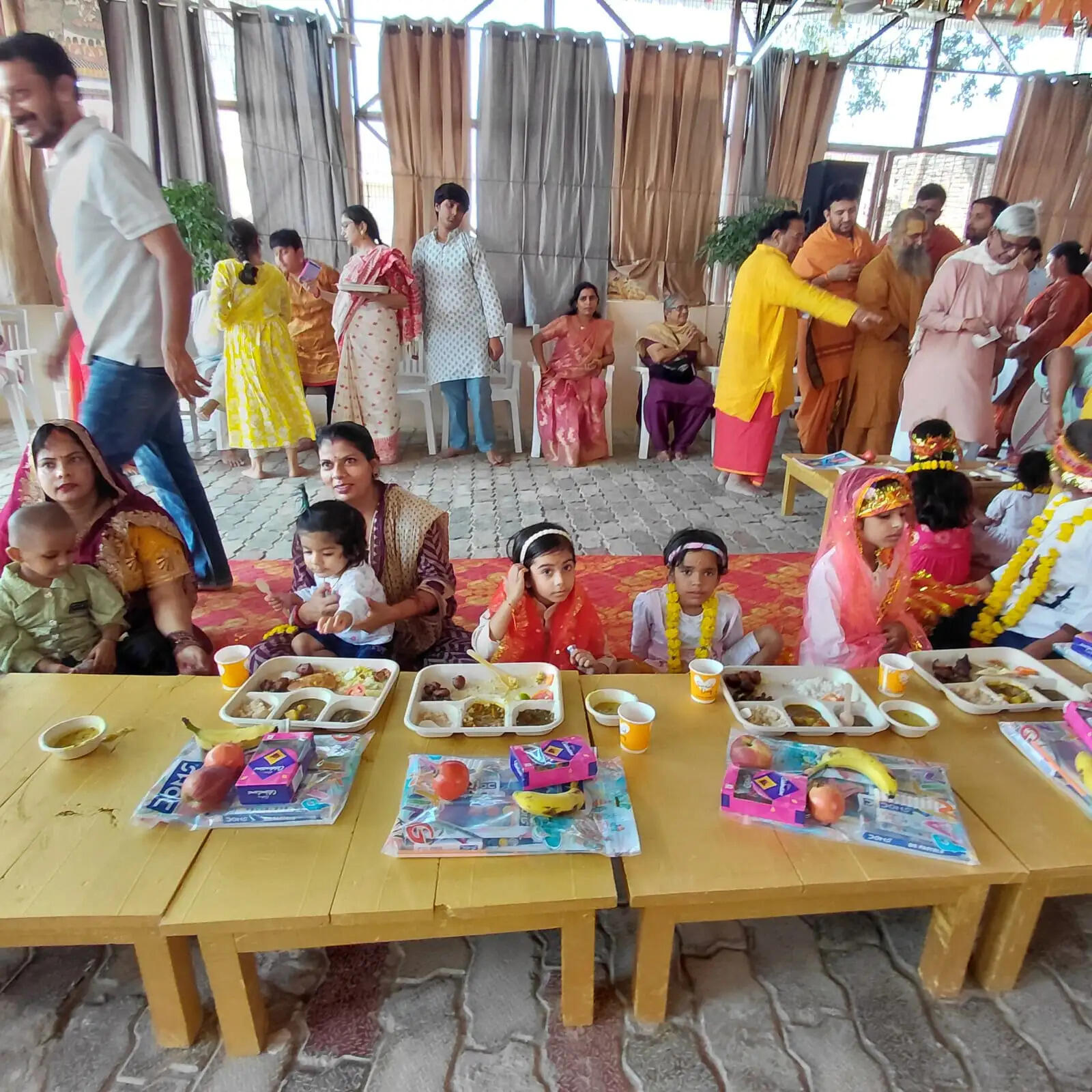 राम मंदिर की यज्ञशाला में 18 कन्याओं का पूजन कर चुनरी ओढ़ाकर किया गया सम्मानित