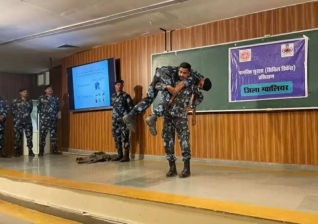 ग्वालियरः नागरिक सुरक्षा को लेकर शिक्षण संस्थानों में भी दिया जा रहा प्रशिक्षण
