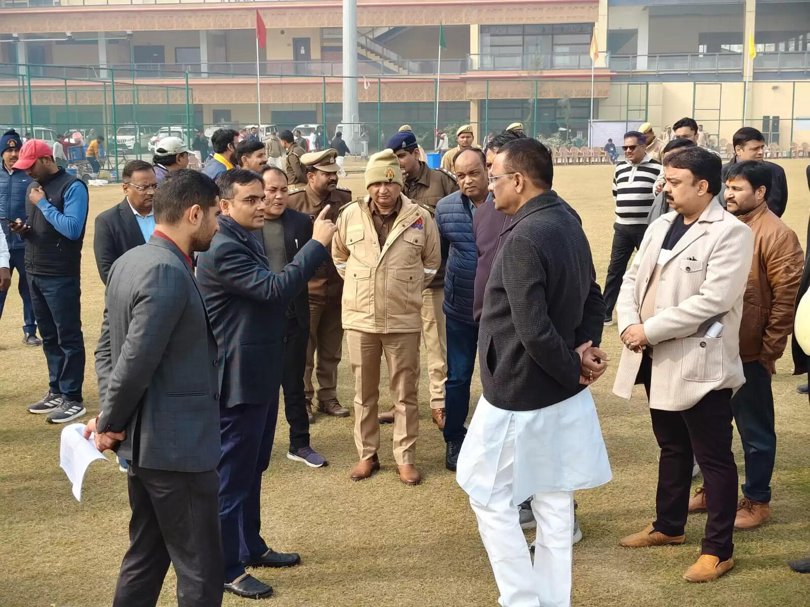 सिगरा स्टेडियम में जिलाधिकारी और महापौर ने राष्ट्रीय वॉलीबॉल प्रतियोगिता की तैयारियों को परखा