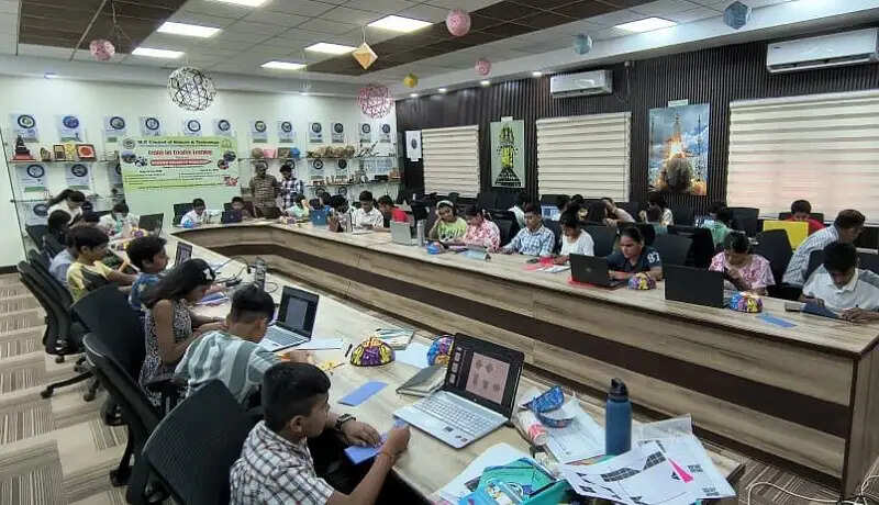 मप्रः मैपकास्ट के “सेंटर फॉर क्रिएटिव लर्निंग” में विज्ञान आधारित कार्यशालाओं का आयोजन