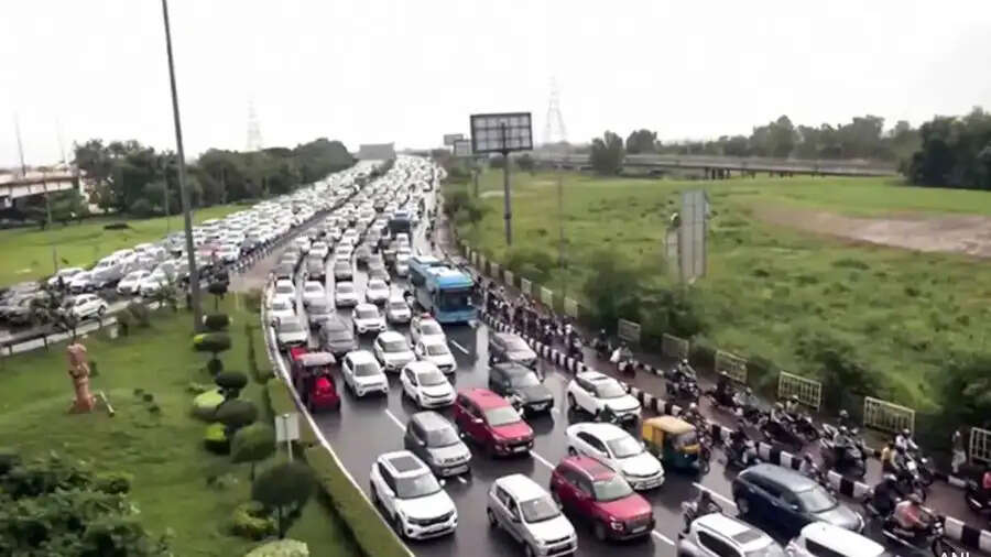 दिल्ली जाने से पहले सावधान! एक नवंबर से राजस्थान की पुरानी गाड़ियों की नो-एंट्री, पीयूसी के बिना नहीं मिलेगा ईंधन