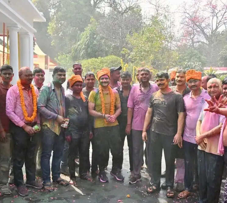 रंगोत्सव के दूसरे दिन पुलिस कर्मियों ने हर्षोल्लास के साथ अफसरों संग थानों में खेली होली