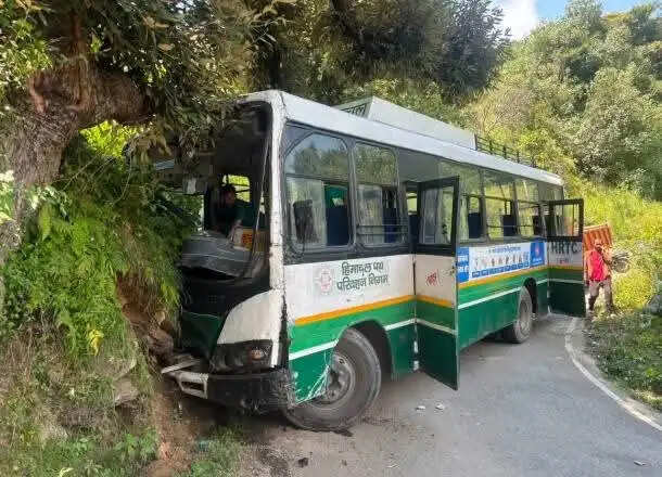 कुल्लू में एचआरटीसी बस के ब्रेक फेल, चालक की सूझबूझ से टला बड़ा हादसा, 46 यात्री घायल