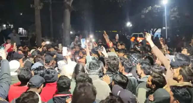 रतलामः रिटायर्ड टीचर पर कुरान शरीफ जलाने का आरोप, मुस्लिम समुदाय ने थाना घेरा