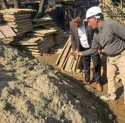 परियोजनाओं काे&nbsp;गुणवत्ता के&nbsp;साथ&nbsp;समय&nbsp;पर&nbsp;पूरा&nbsp;करें&nbsp;अधिकारी:&nbsp;तिवारी