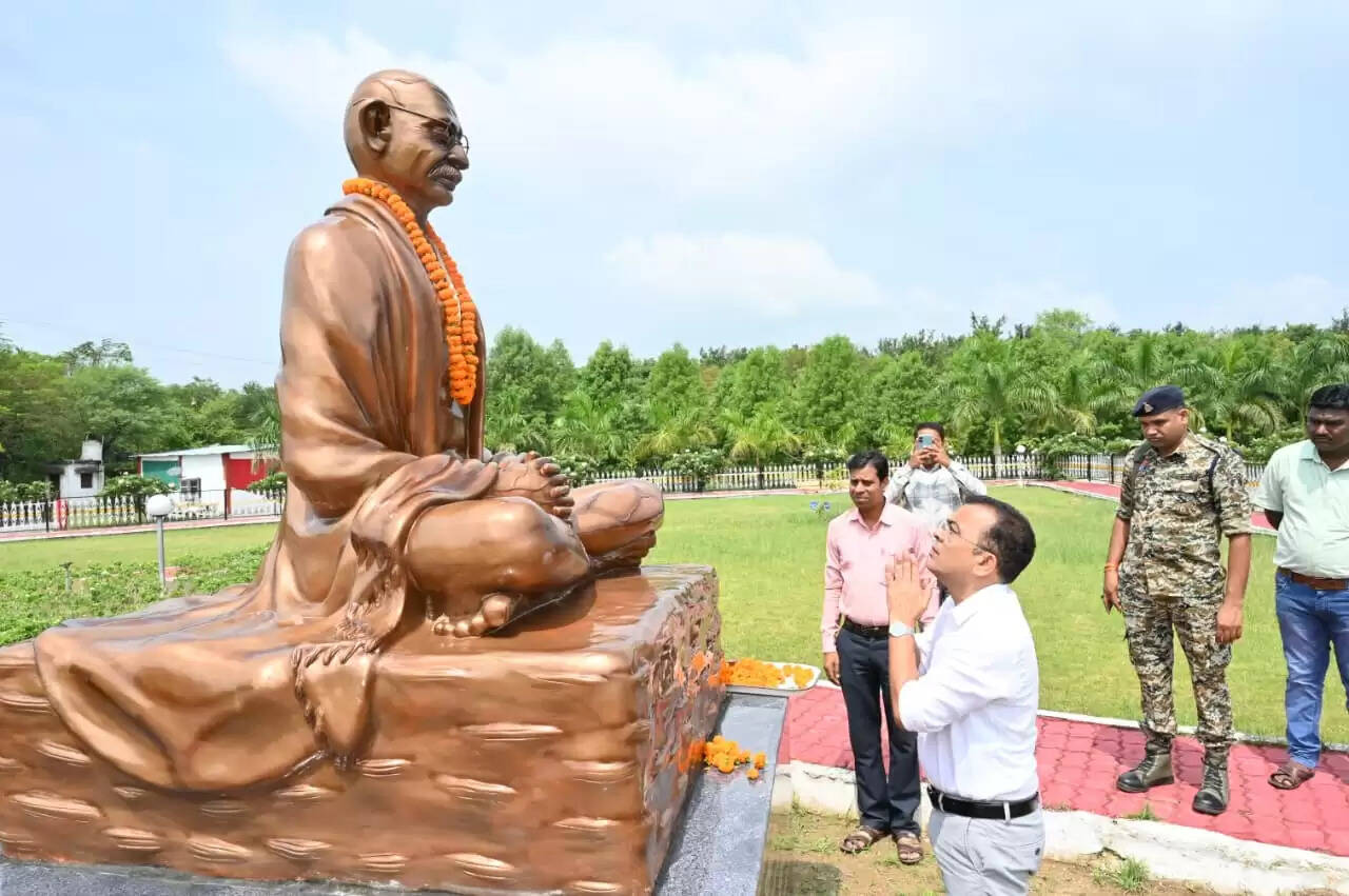 जांजगीर कलेक्ट जन्मेजय महोबे ने राष्ट्रपिता महात्मा गांधी जयंती के अवसर पर श्रद्धा सुमन अर्पित कर किया नमन