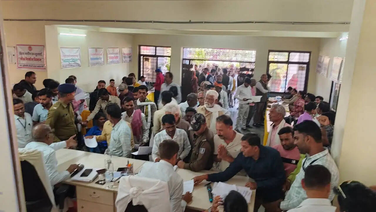 सागरः जनसुनवाई में आए 300 से अधिक आवेदन में अधिकांश समस्याओं का मौके पर हुआ समाधान