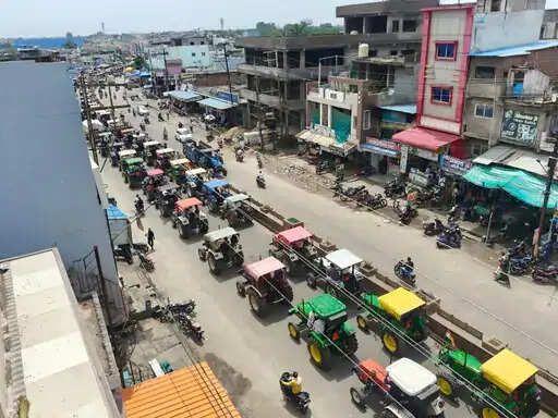 सीहोर:&nbsp;मूंग खरीदी की मांग पर किसानों ने हाईवे जाम किया,&nbsp;भैरूंदा में 1500 से अधिक ट्रैक्टरों के साथ प्रदर्शन