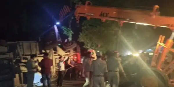 दो बाइकों पर पलटा प्याज लदा ट्रक, तीन की मौत
