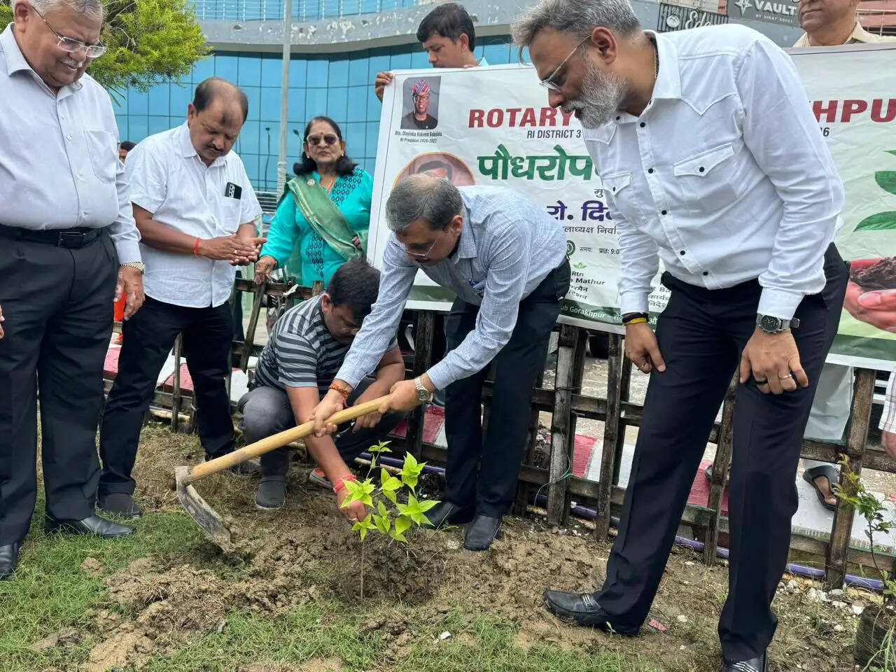 रोटरी क्लब गोरखपुर ने पौधरोपण कर दिया पर्यावरण संरक्षण का संदेश