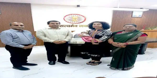 चार साल के इंतजार के बाद पूरा हुआ परिवार, डीएम ने बच्ची इशिका को दत्तक ग्रहण पूर्व पोषण देखरेख के लिए सौंपा