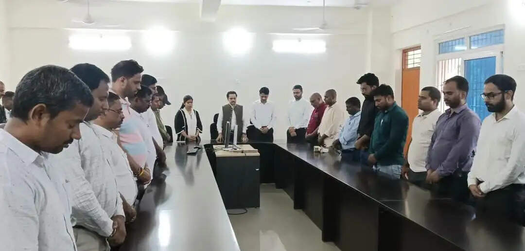 न्यायालय कर्मी विक्रम कुमार सिंह के निधन पर शोकसभा
