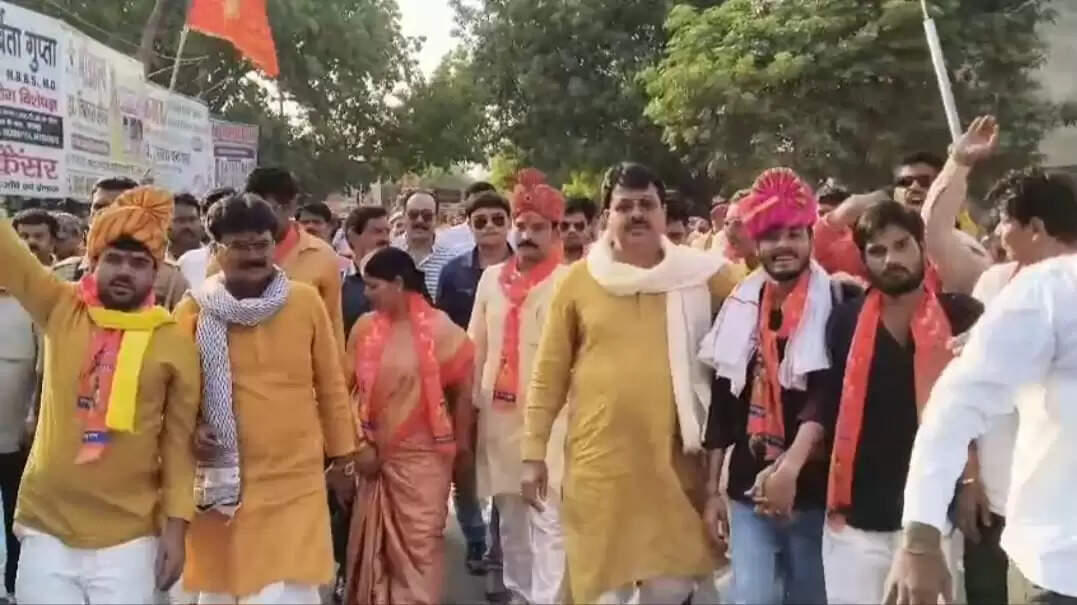 औरैया में निकली परशुराम शोभायात्रा, फूलों की वर्षा से हुआ भव्य स्वागत