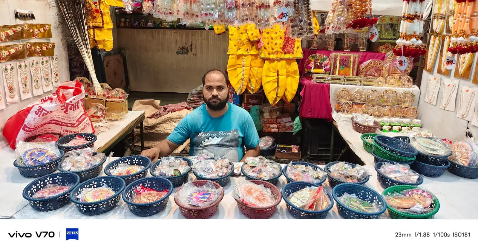 जन्माष्टमी को लेकर सजे जौनपुर के बाजार, लड्डू गोपाल के श्रृंगार सामानों की बढ़ी मांग