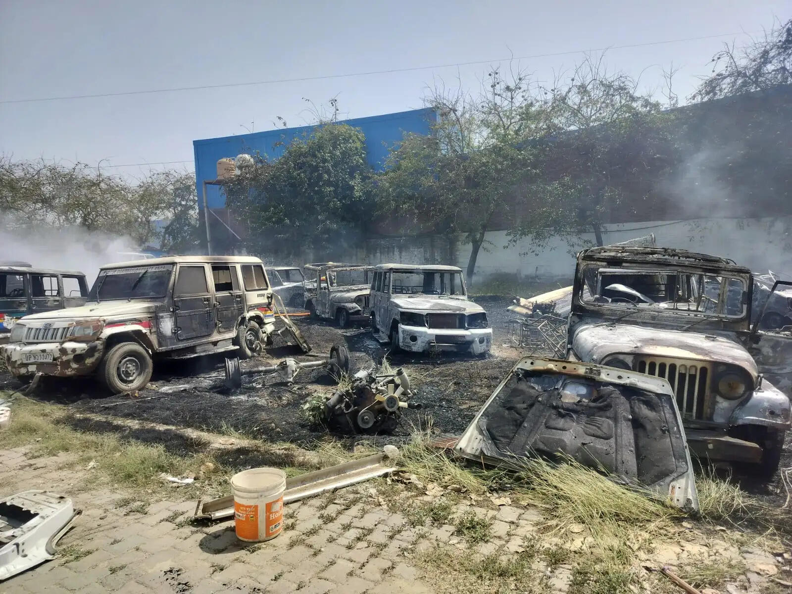 व्हीकल सेंटर परिसर में खड़ी स्क्रैप गाड़ियों में लगी आग, भारी नुकसान